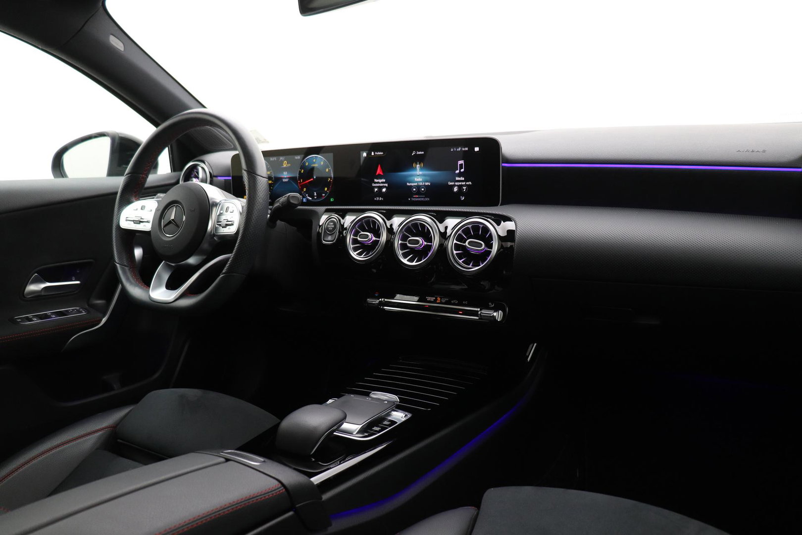 Mercedes-Benz A-Klasse 220 Premium | Panoramadak | ACC | AMG Line | Stoelverwarming | 18” AMG | Getint Glas | Navigatie