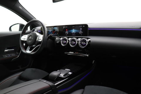 Mercedes-Benz A-Klasse 220 Premium | Panoramadak | ACC | AMG Line | Stoelverwarming | 18” AMG | Getint Glas | Navigatie