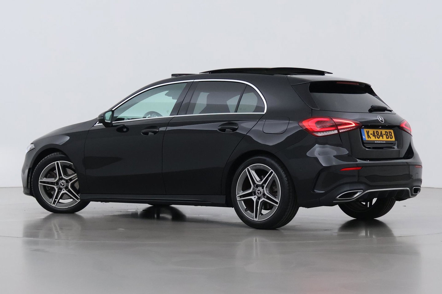 Mercedes-Benz A-Klasse 220 Premium | Panoramadak | ACC | AMG Line | Stoelverwarming | 18” AMG | Getint Glas | Navigatie