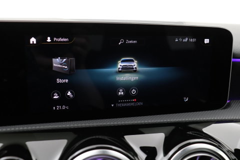 Mercedes-Benz A-Klasse 220 Premium | Panoramadak | ACC | AMG Line | Stoelverwarming | 18” AMG | Getint Glas | Navigatie