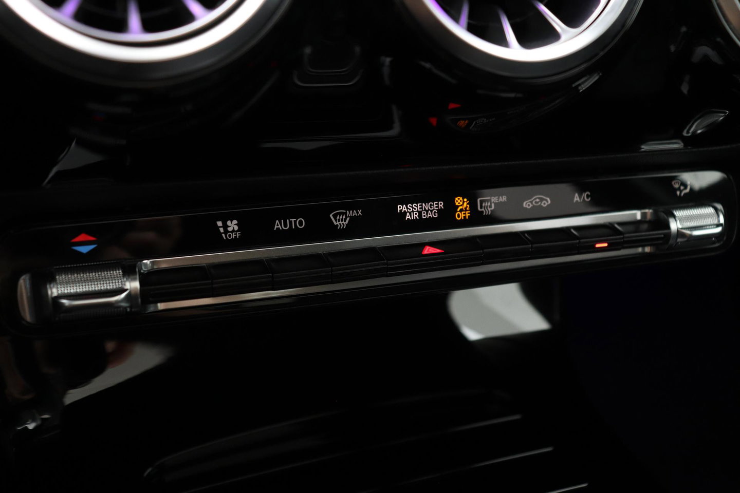 Mercedes-Benz A-Klasse 220 Premium | Panoramadak | ACC | AMG Line | Stoelverwarming | 18” AMG | Getint Glas | Navigatie