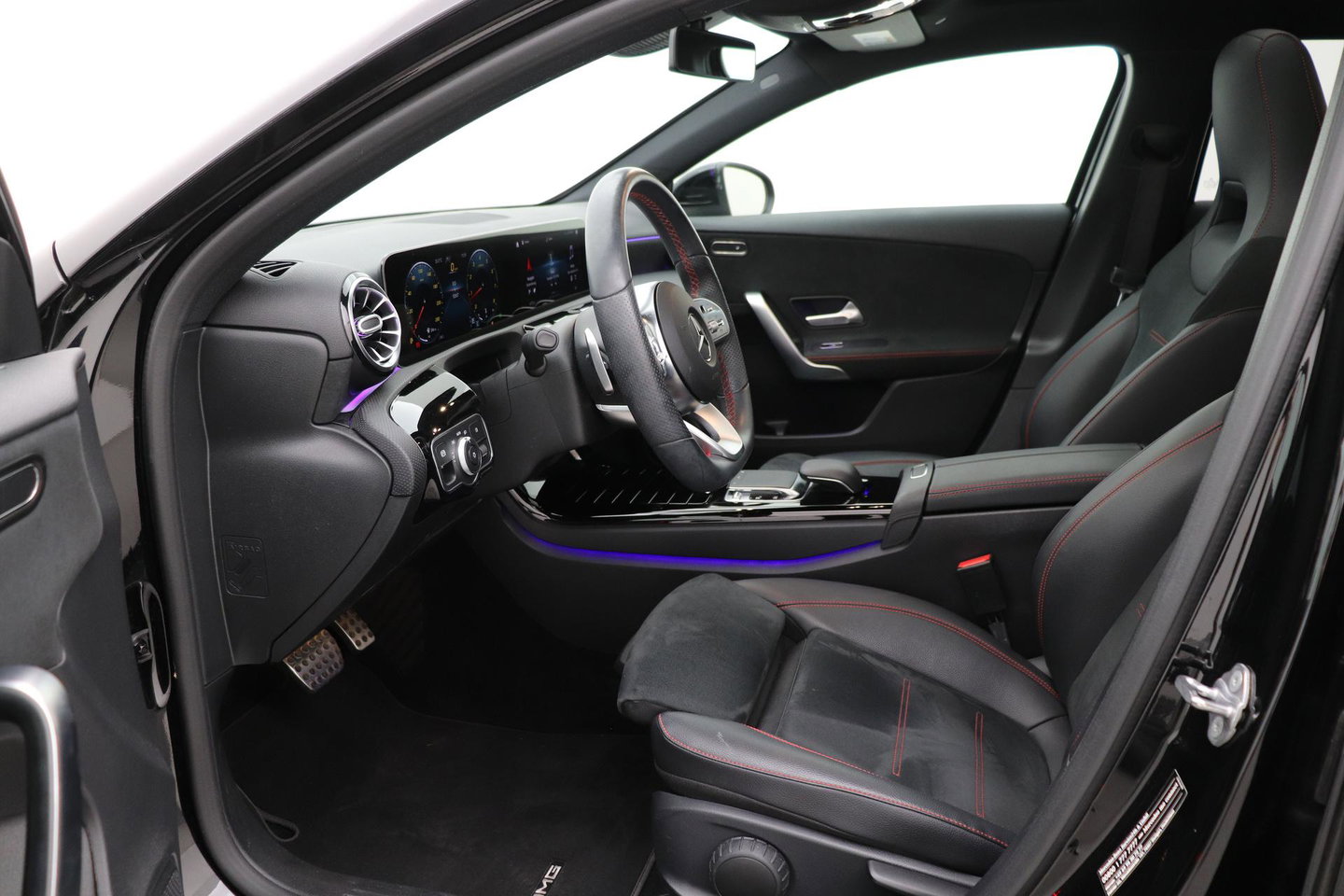 Mercedes-Benz A-Klasse 220 Premium | Panoramadak | ACC | AMG Line | Stoelverwarming | 18” AMG | Getint Glas | Navigatie