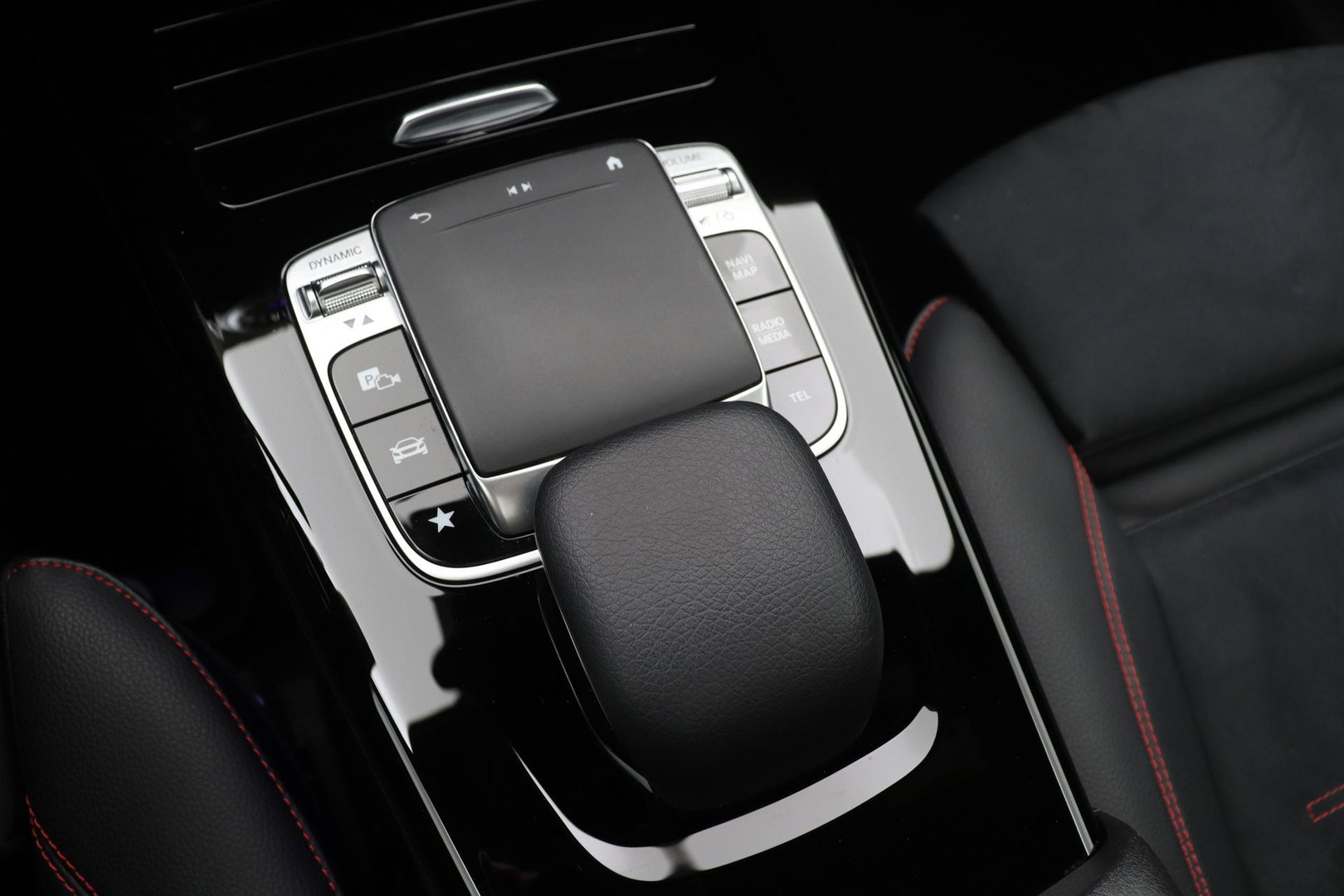 Mercedes-Benz A-Klasse 220 Premium | Panoramadak | ACC | AMG Line | Stoelverwarming | 18” AMG | Getint Glas | Navigatie