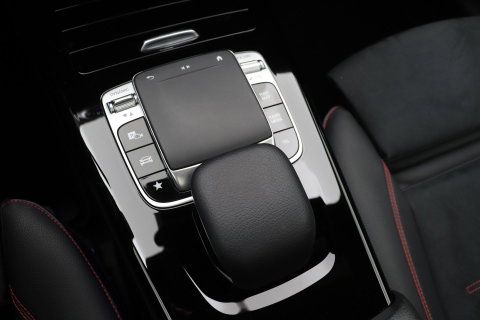 Mercedes-Benz A-Klasse 220 Premium | Panoramadak | ACC | AMG Line | Stoelverwarming | 18” AMG | Getint Glas | Navigatie