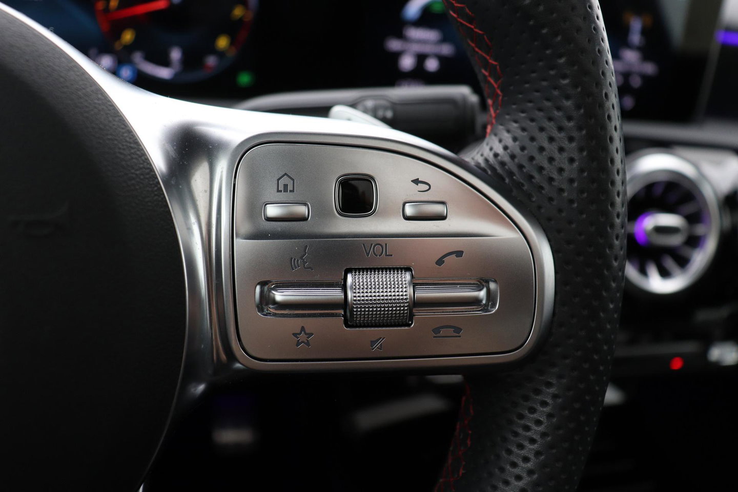 Mercedes-Benz A-Klasse 220 Premium | Panoramadak | ACC | AMG Line | Stoelverwarming | 18” AMG | Getint Glas | Navigatie