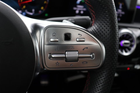 Mercedes-Benz A-Klasse 220 Premium | Panoramadak | ACC | AMG Line | Stoelverwarming | 18” AMG | Getint Glas | Navigatie
