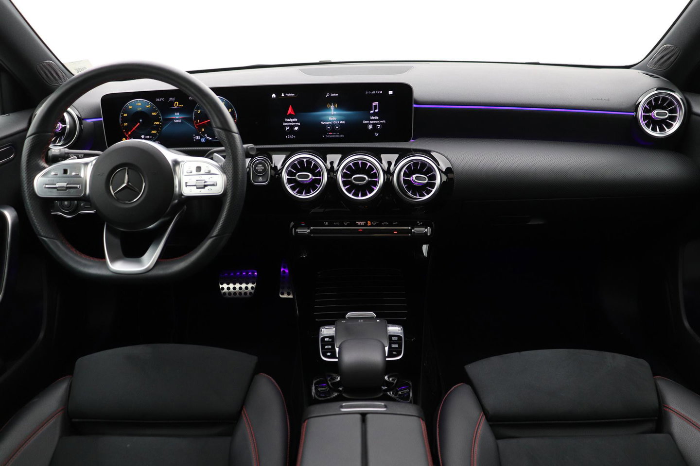 Mercedes-Benz A-Klasse 220 Premium | Panoramadak | ACC | AMG Line | Stoelverwarming | 18” AMG | Getint Glas | Navigatie