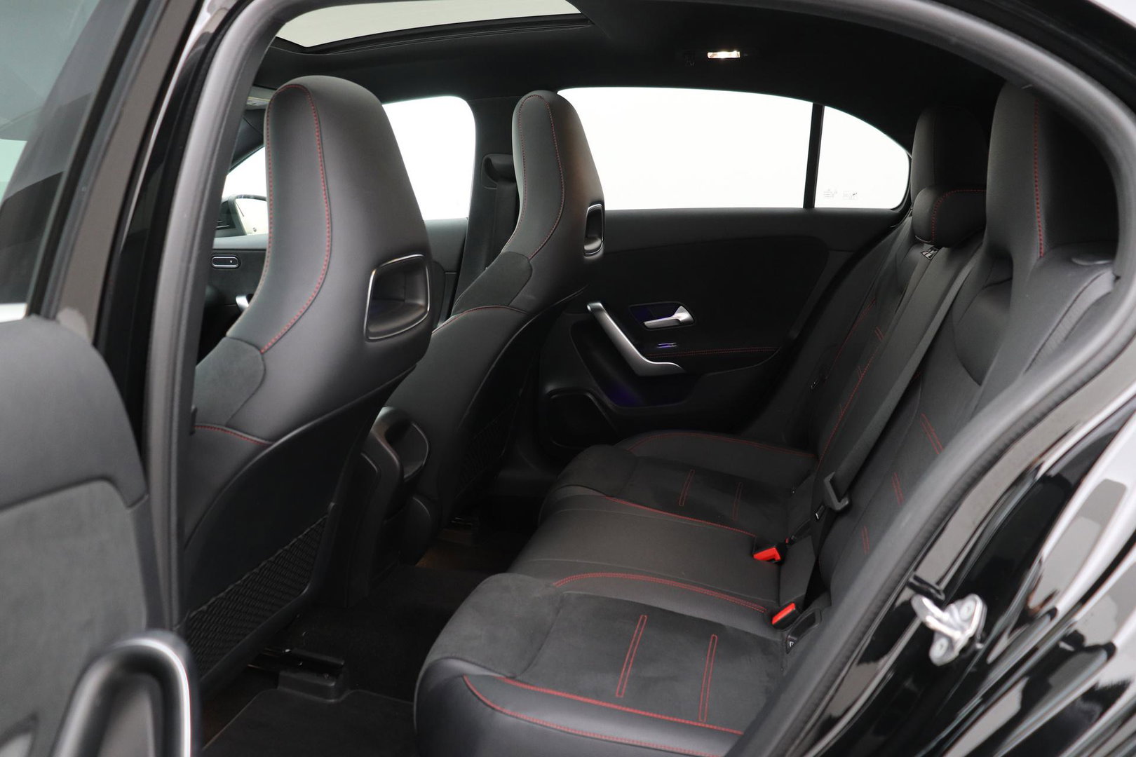 Mercedes-Benz A-Klasse 220 Premium | Panoramadak | ACC | AMG Line | Stoelverwarming | 18” AMG | Getint Glas | Navigatie