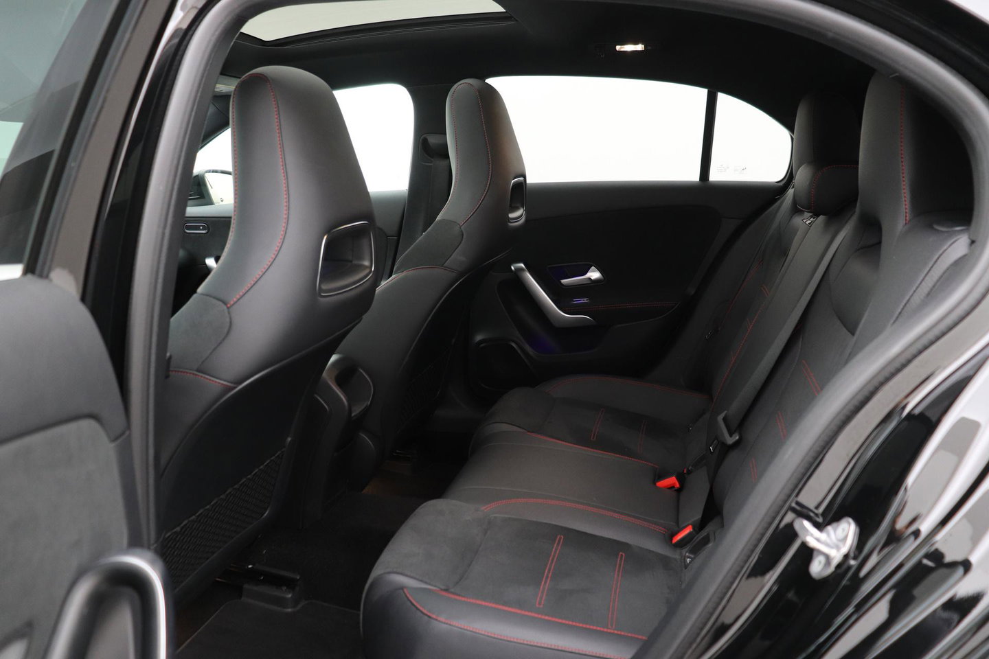 Mercedes-Benz A-Klasse 220 Premium | Panoramadak | ACC | AMG Line | Stoelverwarming | 18” AMG | Getint Glas | Navigatie
