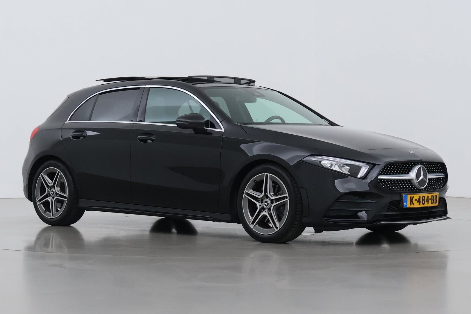 Mercedes-Benz A-Klasse 220 Premium | Panoramadak | ACC | AMG Line | Stoelverwarming | 18” AMG | Getint Glas | Navigatie