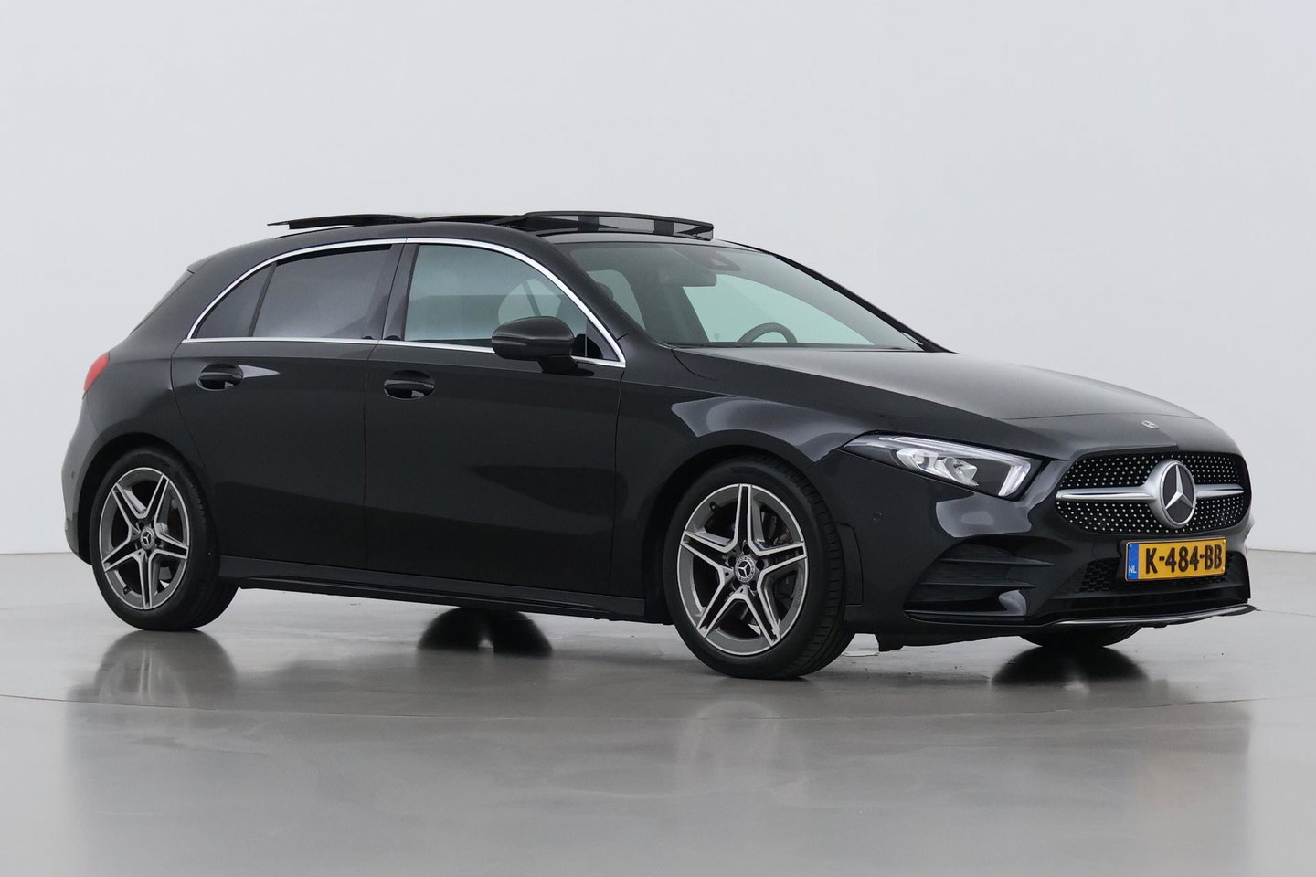 Mercedes-Benz A-Klasse 220 Premium | Panoramadak | ACC | AMG Line | Stoelverwarming | 18” AMG | Getint Glas | Navigatie