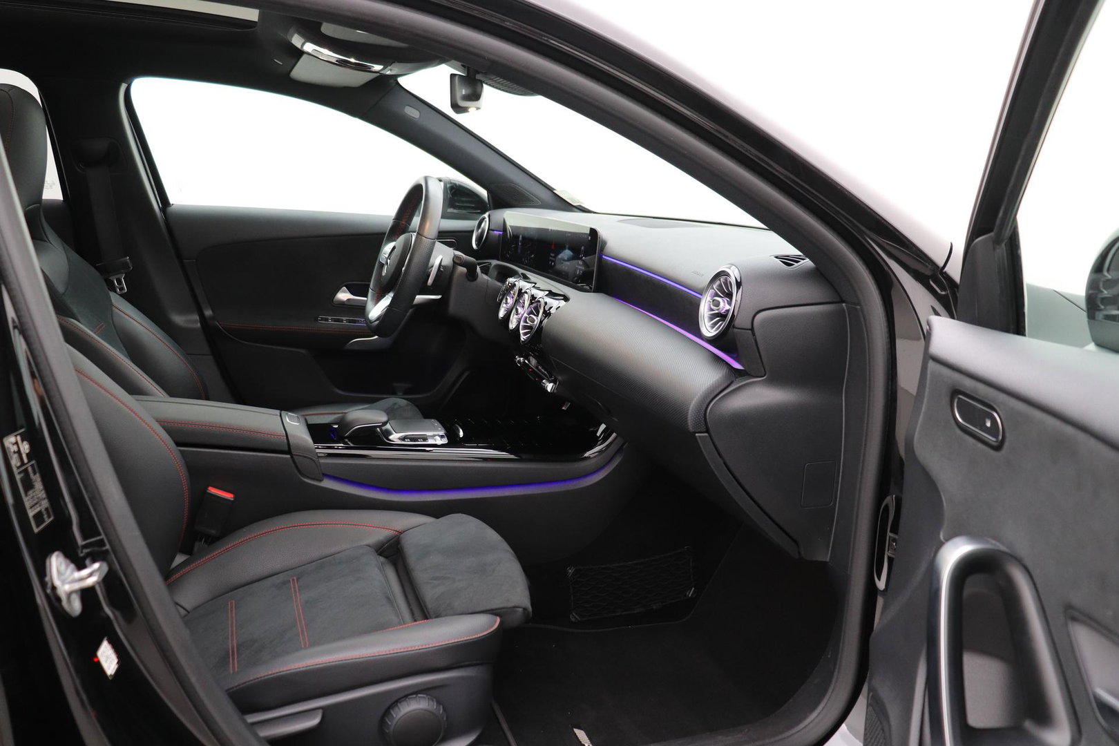 Mercedes-Benz A-Klasse 220 Premium | Panoramadak | ACC | AMG Line | Stoelverwarming | 18” AMG | Getint Glas | Navigatie