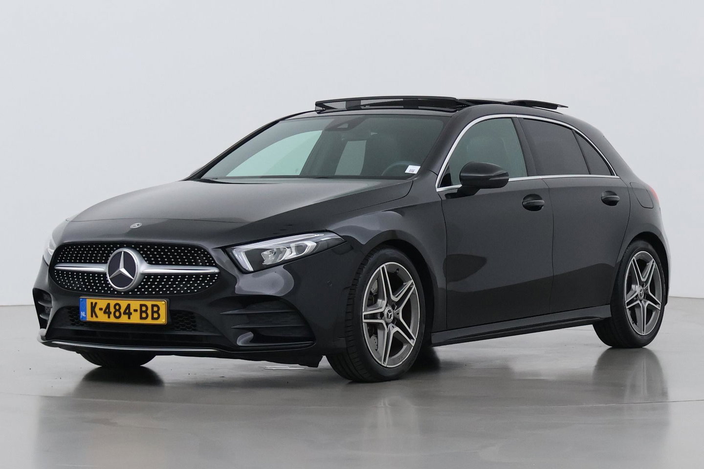 Mercedes-Benz A-Klasse 220 Premium | Panoramadak | ACC | AMG Line | Stoelverwarming | 18” AMG | Getint Glas | Navigatie