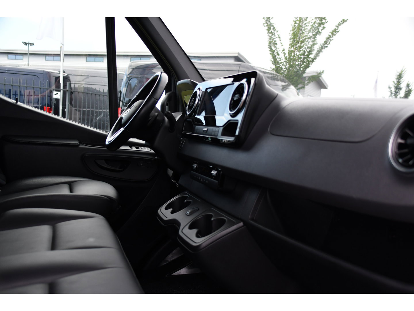 Mercedes-Benz Sprinter 519 V6 3.0 CDI L4H2 PB Edition N1, 360 Camera, Cruise, Carplay, 10,5'' Mbux, Automaat, Sensoren, 190pk, Elektrische deur, Stoelverwarming, Geveerde stoel, Uniek! 319