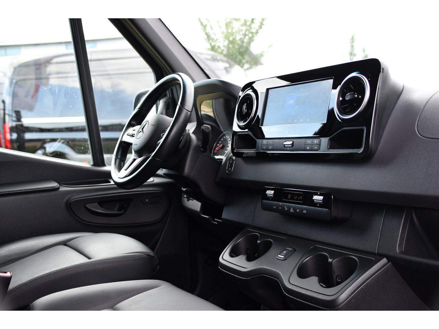 Mercedes-Benz Sprinter 519 V6 3.0 CDI L4H2 PB Edition N1, 360 Camera, Cruise, Carplay, 10,5'' Mbux, Automaat, Sensoren, 190pk, Elektrische deur, Stoelverwarming, Geveerde stoel, Uniek! 319