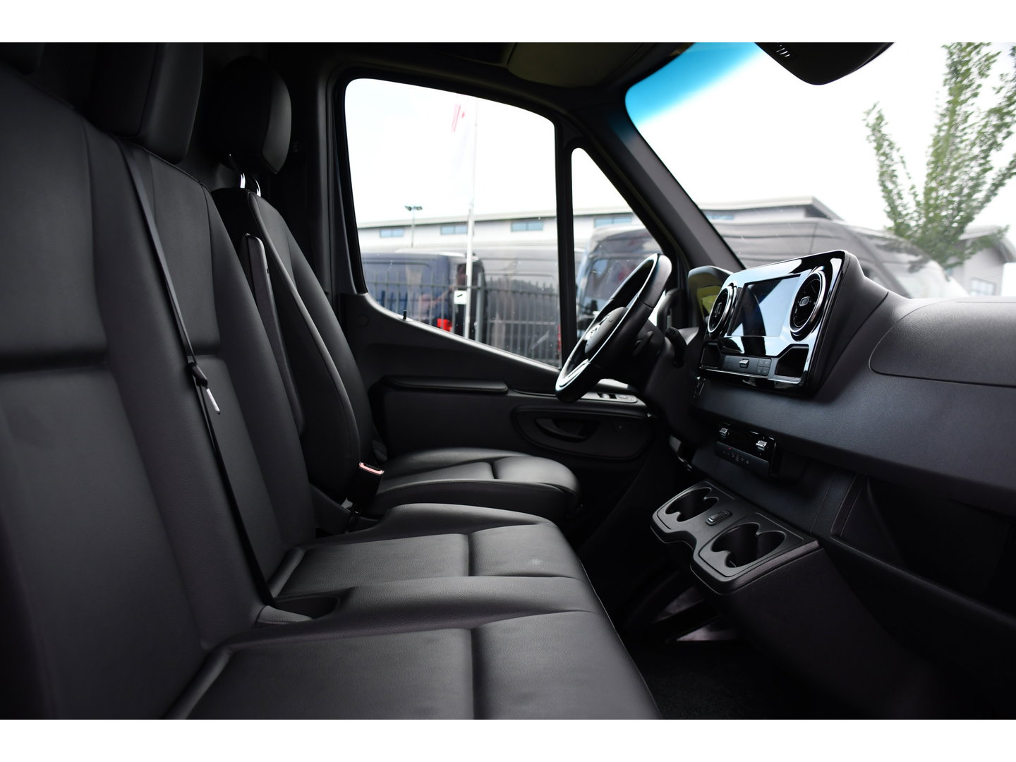 Mercedes-Benz Sprinter 519 V6 3.0 CDI L4H2 PB Edition N1, 360 Camera, Cruise, Carplay, 10,5'' Mbux, Automaat, Sensoren, 190pk, Elektrische deur, Stoelverwarming, Geveerde stoel, Uniek! 319