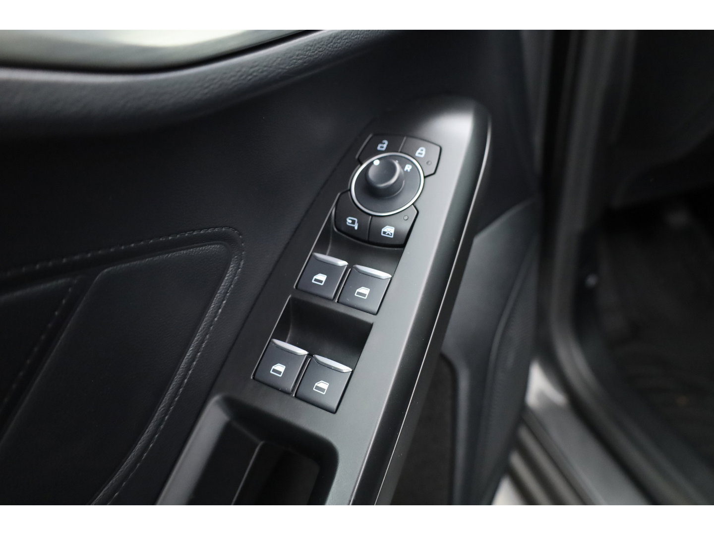 Ford Focus 1.0 EcoBoost Hybrid Titanium Style | Rijklaar! | Cruise Control | Camera | Stoel- Stuurverw. | Apple CarPlay & Android Auto | Navi