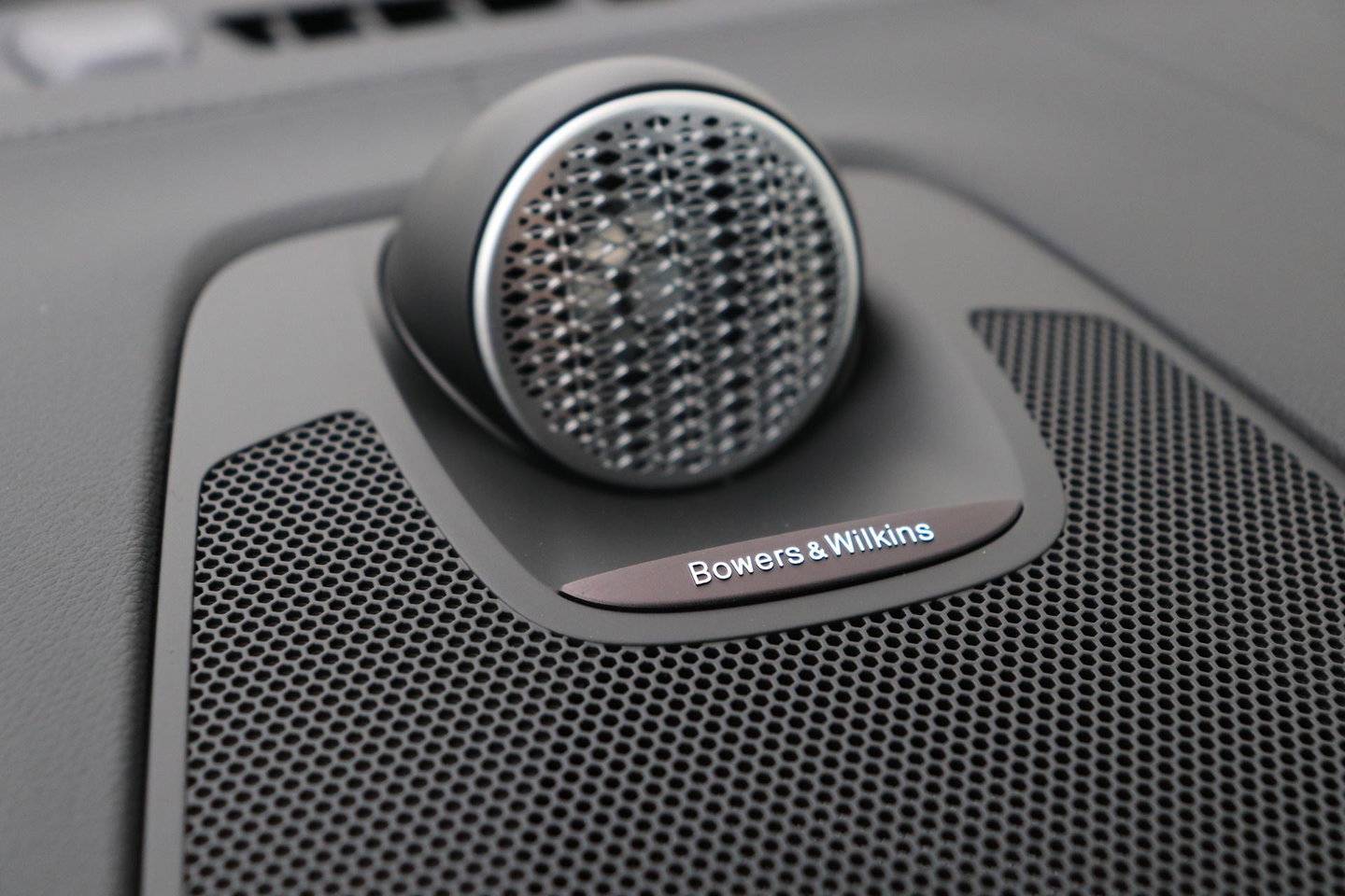 Volvo XC60 T8 Ultra Black Edition | Bowers & Wilkins | Luchtvering | Panoramadak | Head-UP | Stoelventilatie