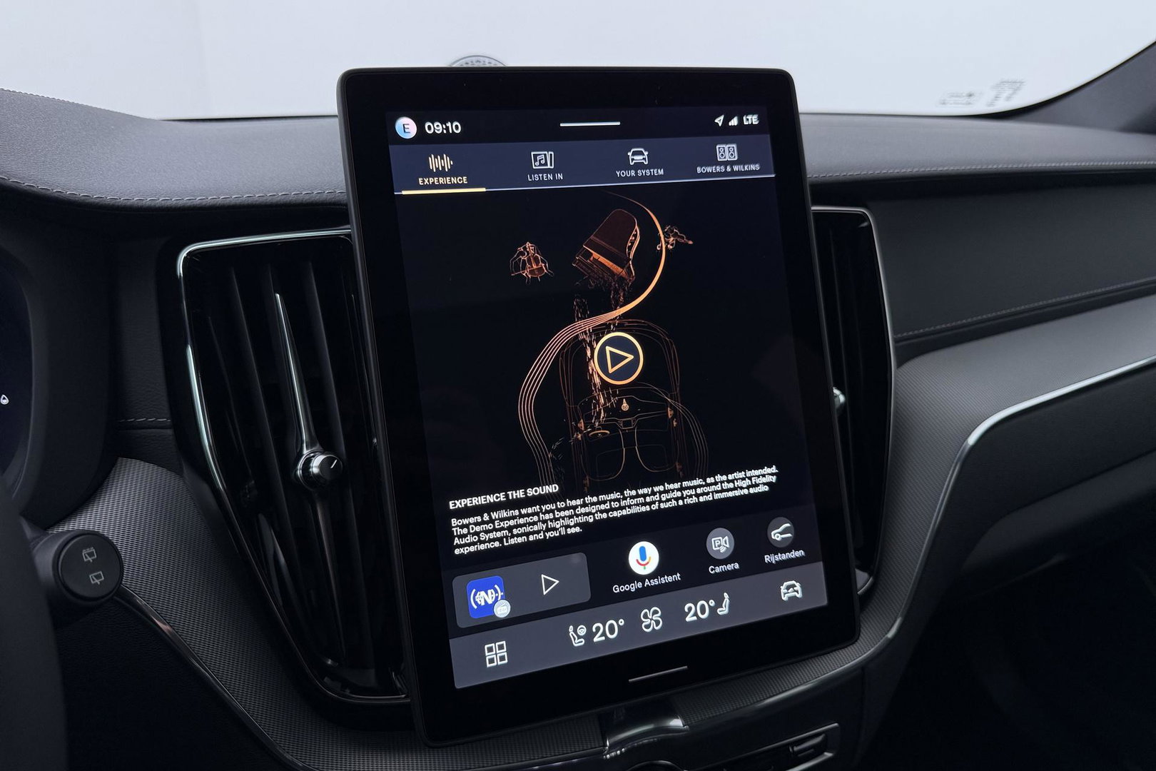 Volvo XC60 T8 Ultra Black Edition | Bowers & Wilkins | Luchtvering | Panoramadak | Head-UP | Stoelventilatie