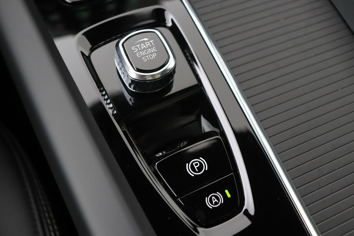 Volvo XC60 T8 Ultra Black Edition | Bowers & Wilkins | Luchtvering | Panoramadak | Head-UP | Stoelventilatie