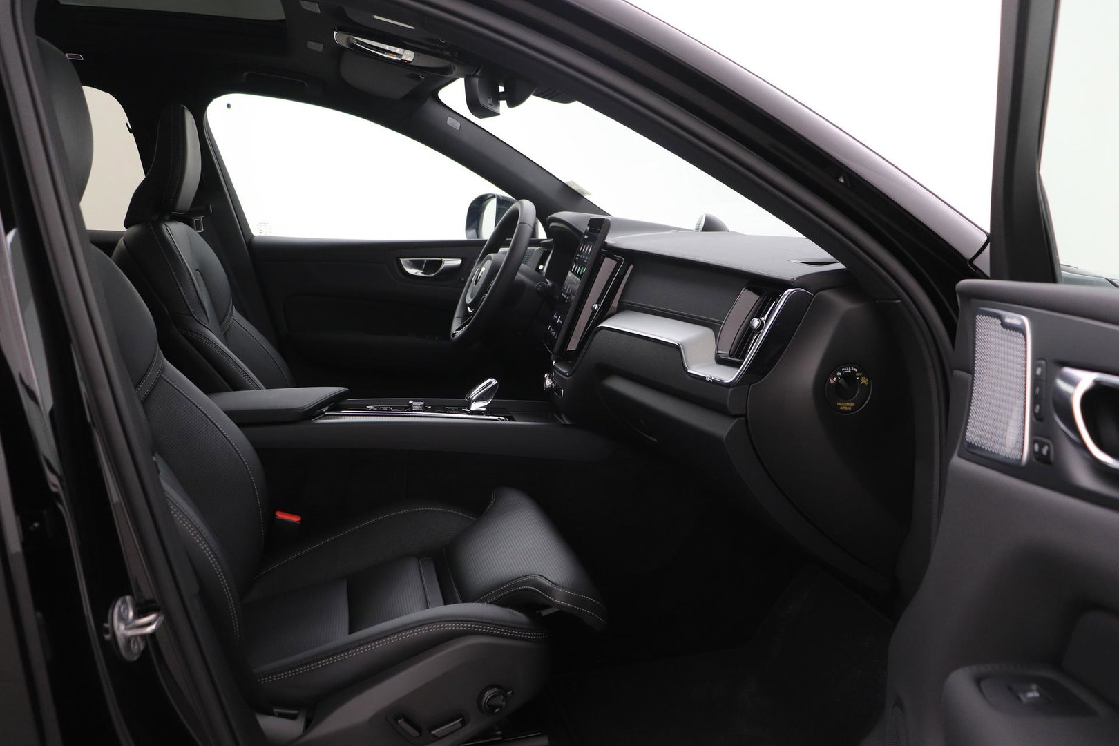 Volvo XC60 T8 Ultra Black Edition | Bowers & Wilkins | Luchtvering | Panoramadak | Head-UP | Stoelventilatie