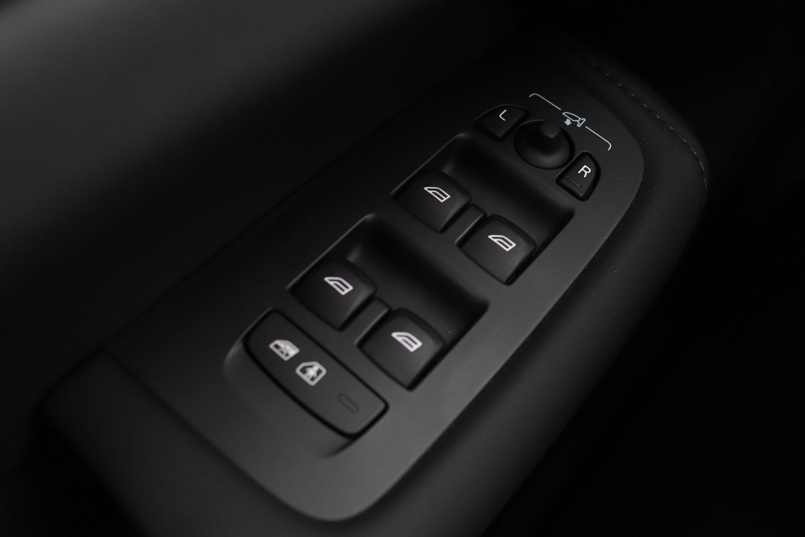 Volvo XC60 T8 Ultra Black Edition | Bowers & Wilkins | Luchtvering | Panoramadak | Head-UP | Stoelventilatie