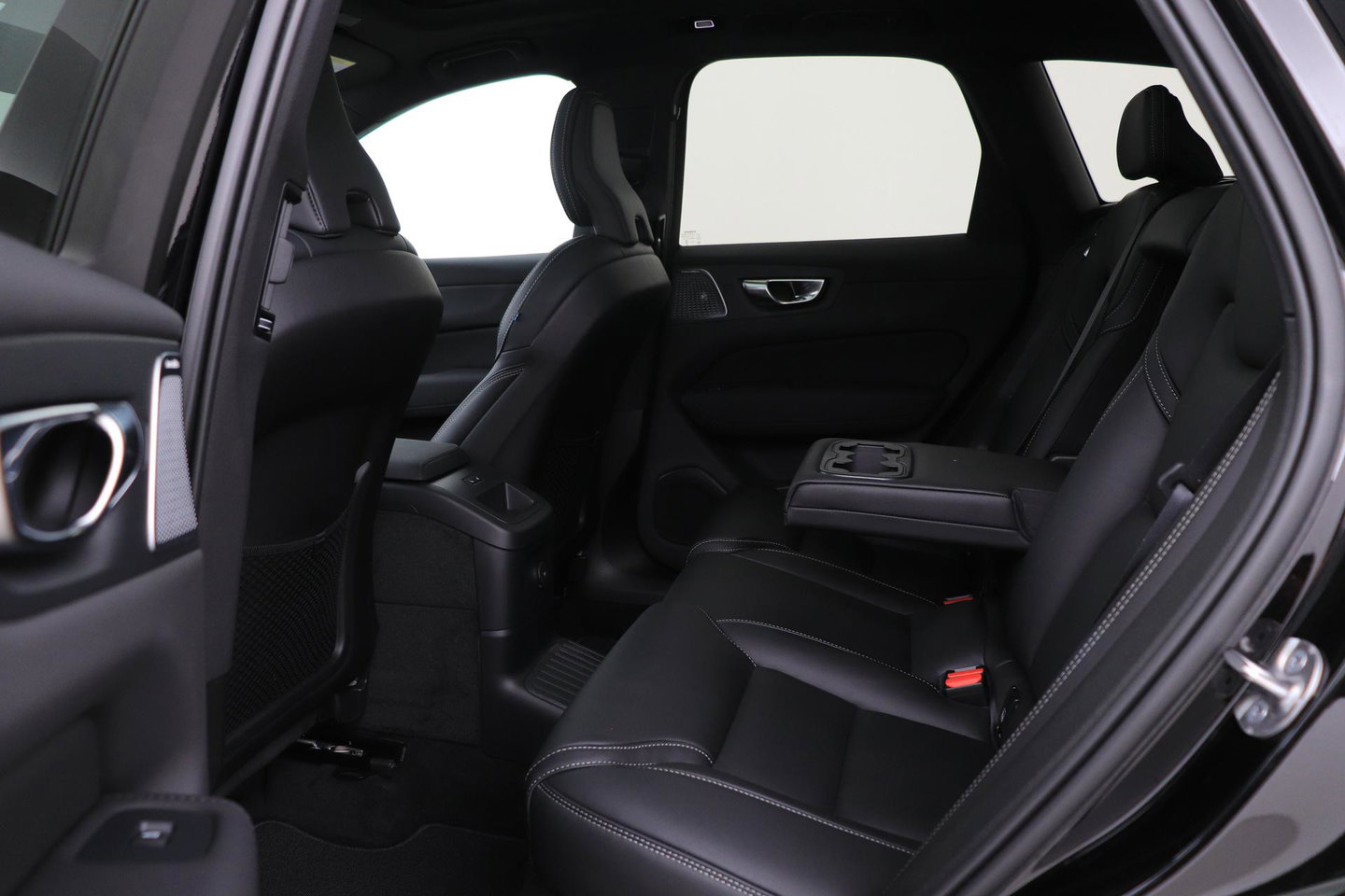 Volvo XC60 T8 Ultra Black Edition | Bowers & Wilkins | Luchtvering | Panoramadak | Head-UP | Stoelventilatie