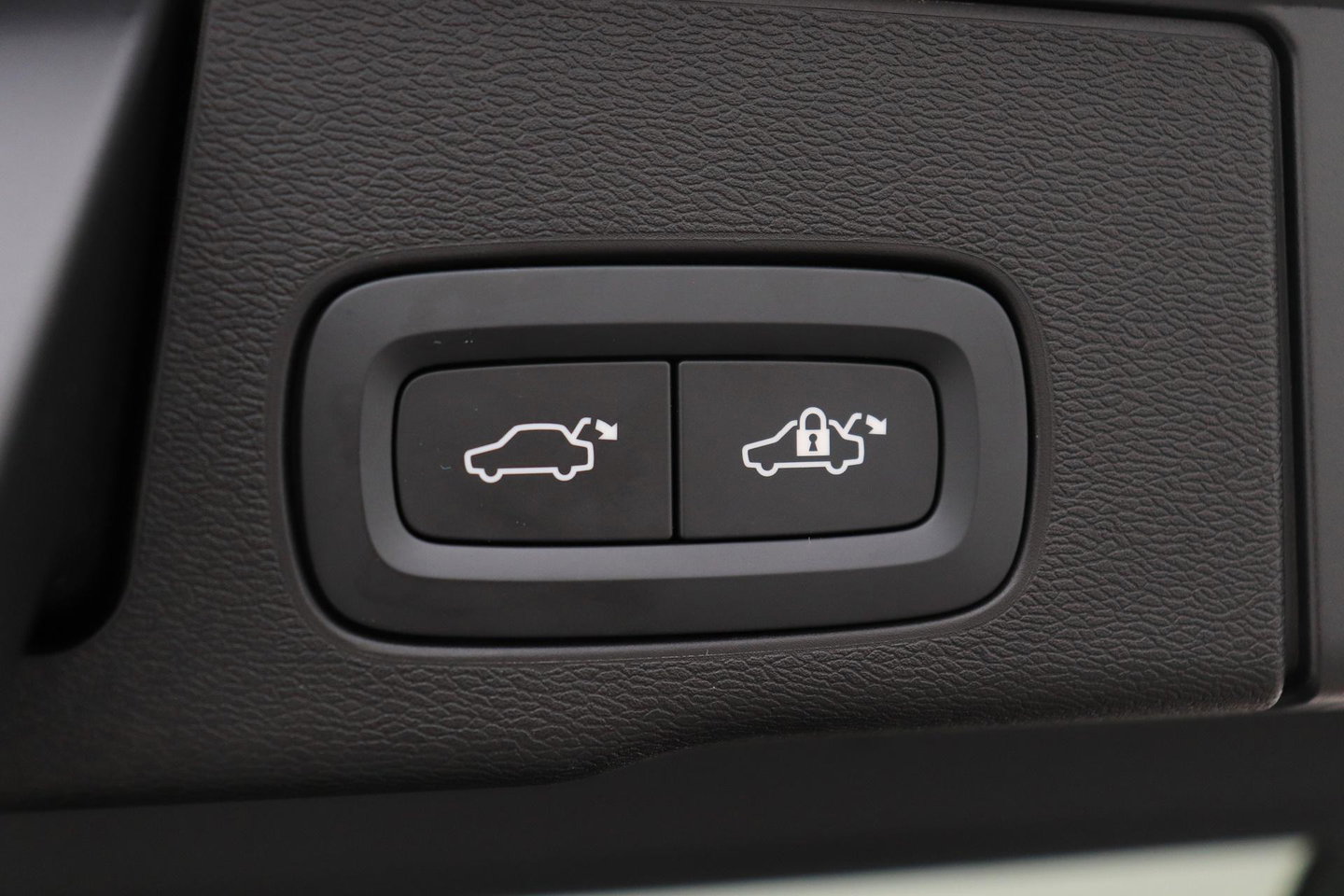 Volvo XC60 T8 Ultra Black Edition | Bowers & Wilkins | Luchtvering | Panoramadak | Head-UP | Stoelventilatie