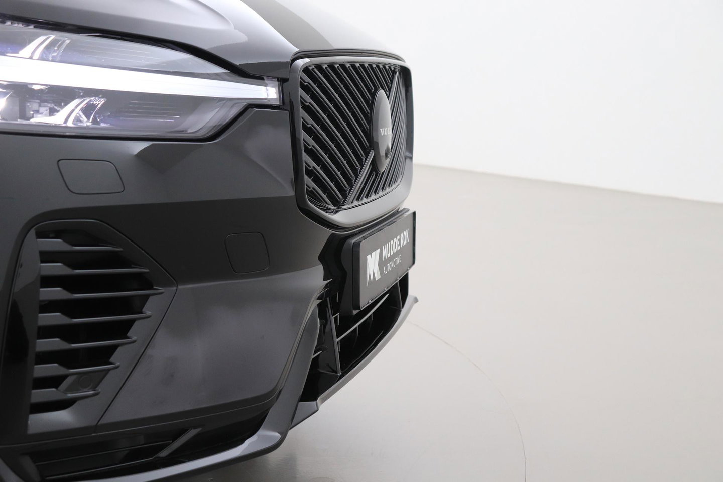 Volvo XC60 T8 Ultra Black Edition | Bowers & Wilkins | Luchtvering | Panoramadak | Head-UP | Stoelventilatie