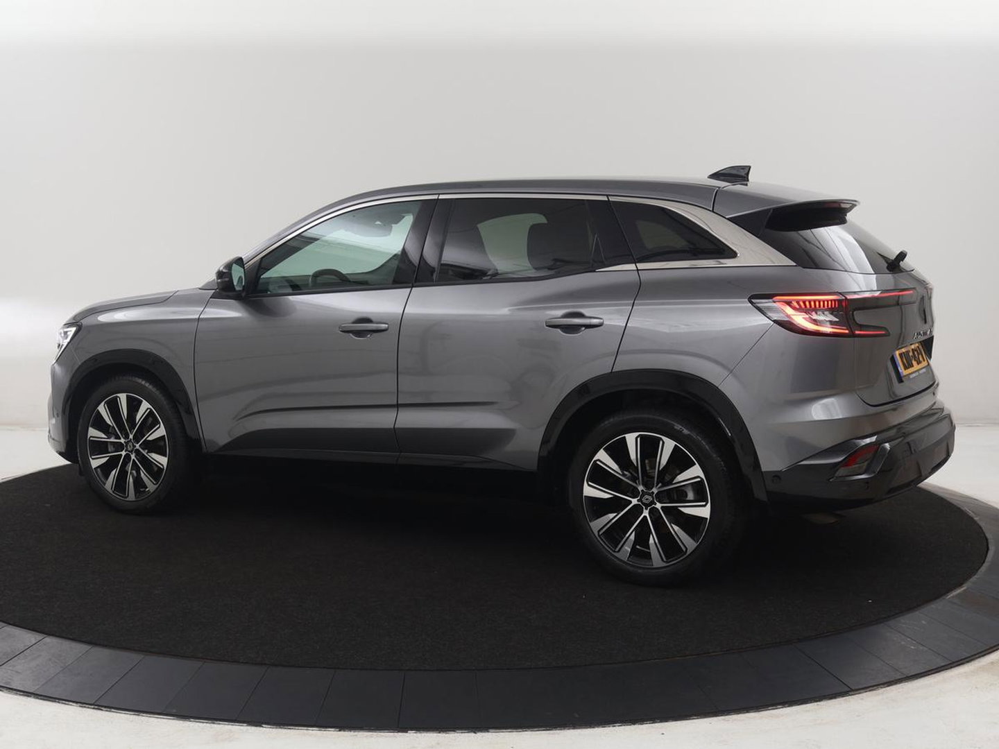 Renault Austral 1.2 E-Tech full hybrid 200 evolution | SOH 92.4 | Half Leder | Massage | Stuur/stoel verwarming | Adaptive cruise | Camera | Carplay | Climate control | Full LED |