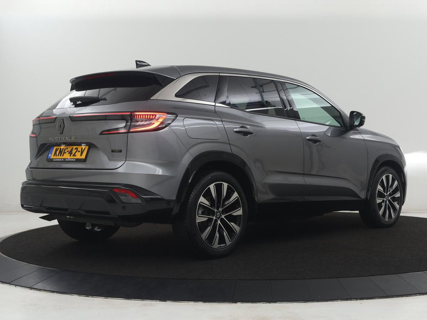 Renault Austral 1.2 E-Tech full hybrid 200 evolution | SOH 92.4 | Half Leder | Massage | Stuur/stoel verwarming | Adaptive cruise | Camera | Carplay | Climate control | Full LED |