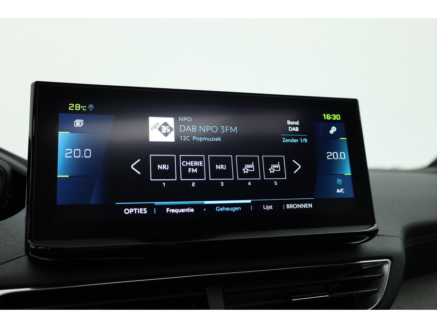 Peugeot 3008 1.6 Hybrid 225 GT | Rijklaar! | Pano | Adapt. Cruise | Camera + PDC | Apple CarPlay + NAV | Dodehoekdet.