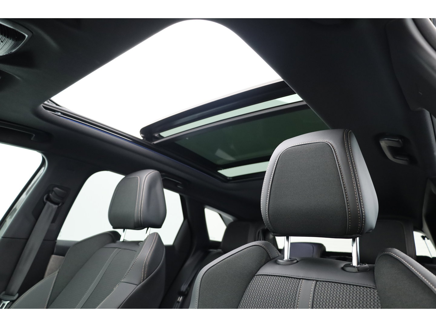 Peugeot 3008 1.6 Hybrid 225 GT | Rijklaar! | Pano | Adapt. Cruise | Camera + PDC | Apple CarPlay + NAV | Dodehoekdet.