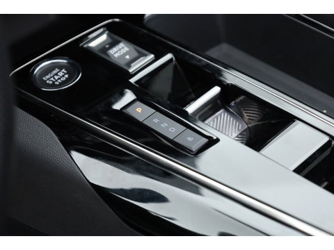 Peugeot 3008 1.6 Hybrid 225 GT | Rijklaar! | Pano | Adapt. Cruise | Camera + PDC | Apple CarPlay + NAV | Dodehoekdet.