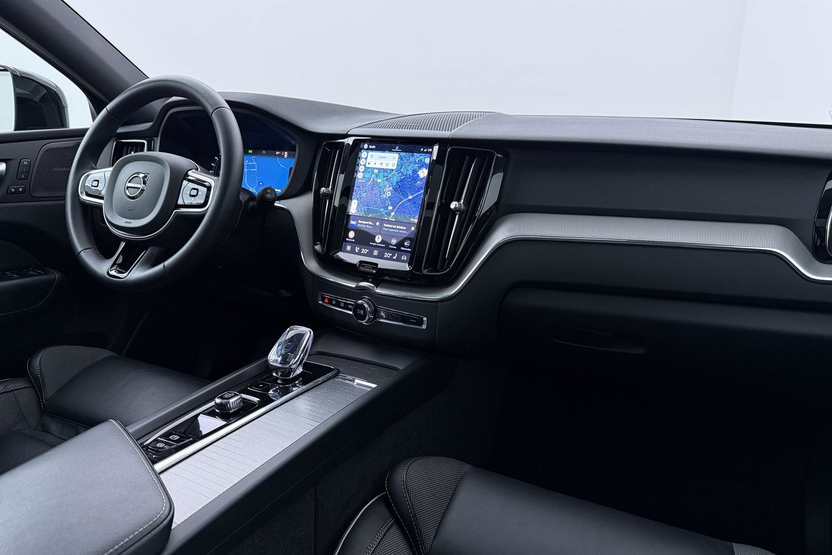 Volvo XC60 T6 Plus Dark | ACC | Harman/Kardon | Trekhaak | Panoramadak | Stoel+Stuurverwarming | 21 Inch | Leder