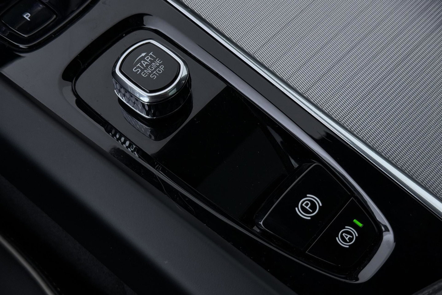 Volvo XC60 T6 Plus Dark | ACC | Harman/Kardon | Trekhaak | Panoramadak | Stoel+Stuurverwarming | 21 Inch | Leder