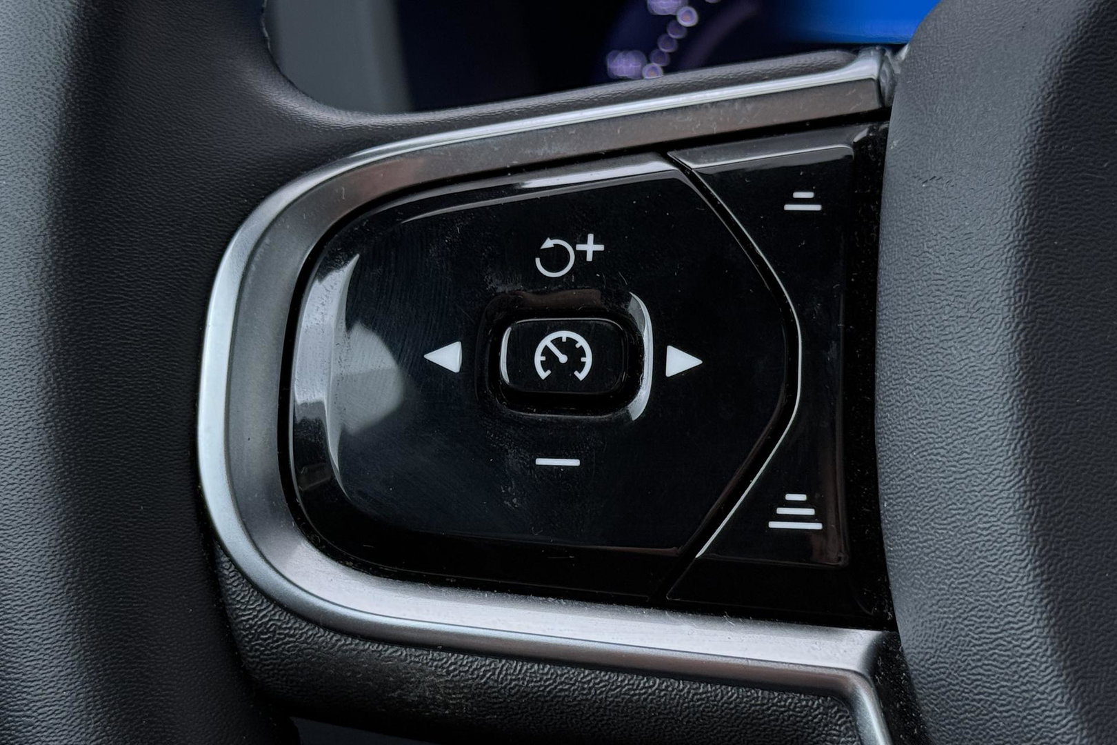 Volvo XC60 T6 Plus Dark | ACC | Harman/Kardon | Trekhaak | Panoramadak | Stoel+Stuurverwarming | 21 Inch | Leder