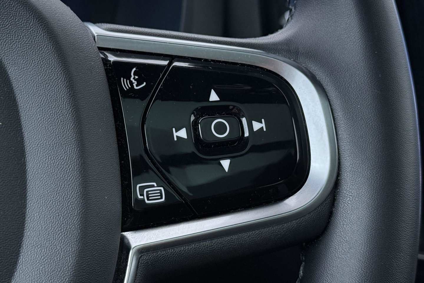 Volvo XC60 T6 Plus Dark | ACC | Harman/Kardon | Trekhaak | Panoramadak | Stoel+Stuurverwarming | 21 Inch | Leder