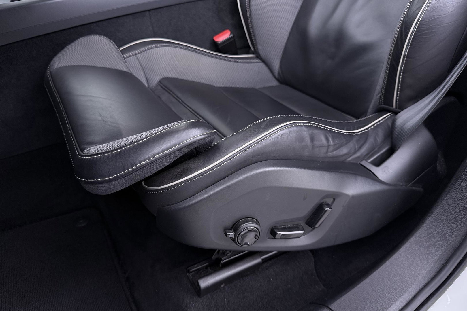 Volvo XC60 T6 Plus Dark | ACC | Harman/Kardon | Trekhaak | Panoramadak | Stoel+Stuurverwarming | 21 Inch | Leder