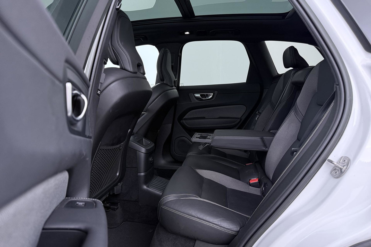 Volvo XC60 T6 Plus Dark | ACC | Harman/Kardon | Trekhaak | Panoramadak | Stoel+Stuurverwarming | 21 Inch | Leder