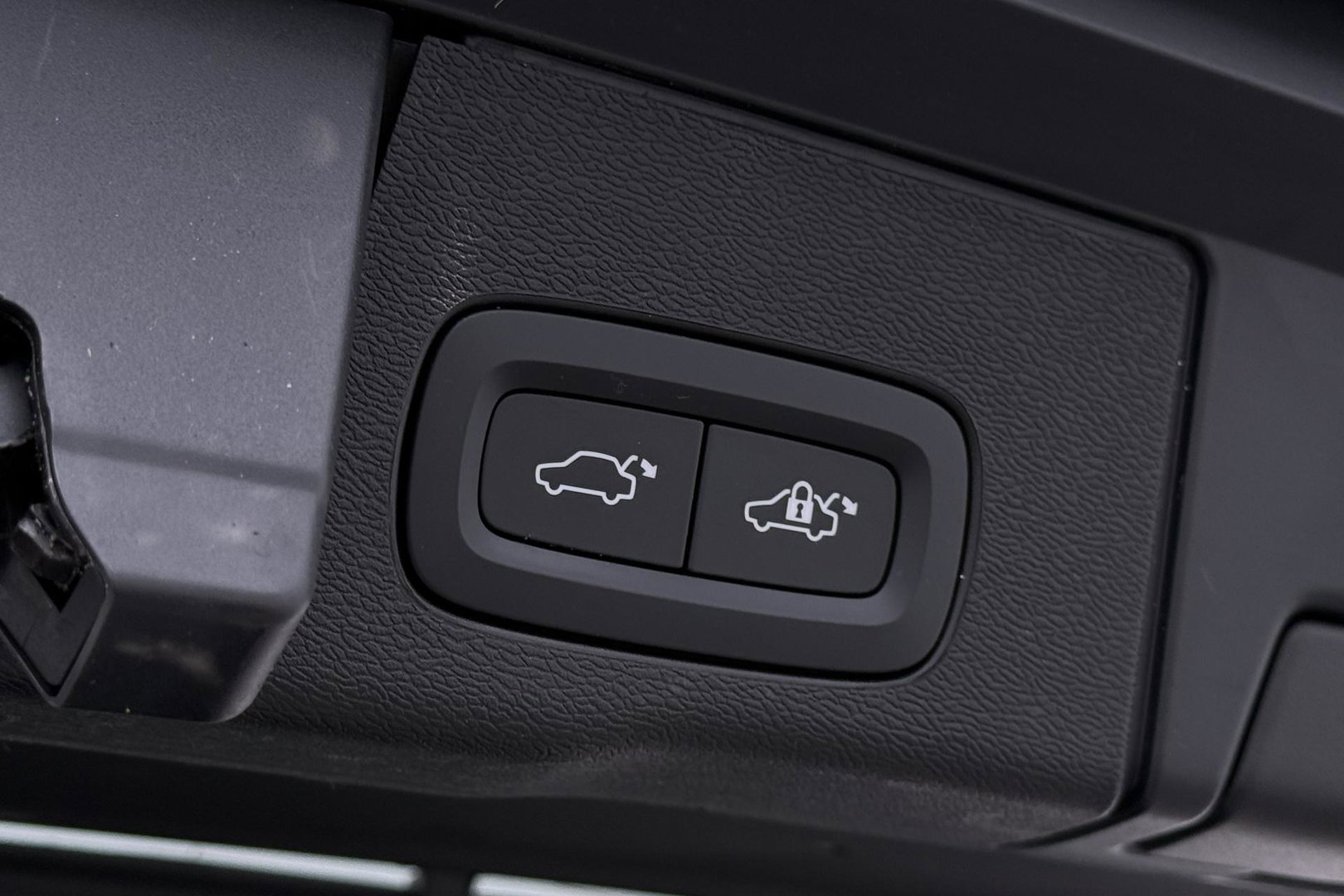 Volvo XC60 T6 Plus Dark | ACC | Harman/Kardon | Trekhaak | Panoramadak | Stoel+Stuurverwarming | 21 Inch | Leder
