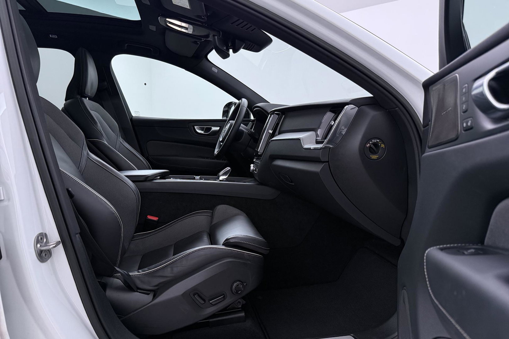 Volvo XC60 T6 Plus Dark | ACC | Harman/Kardon | Trekhaak | Panoramadak | Stoel+Stuurverwarming | 21 Inch | Leder