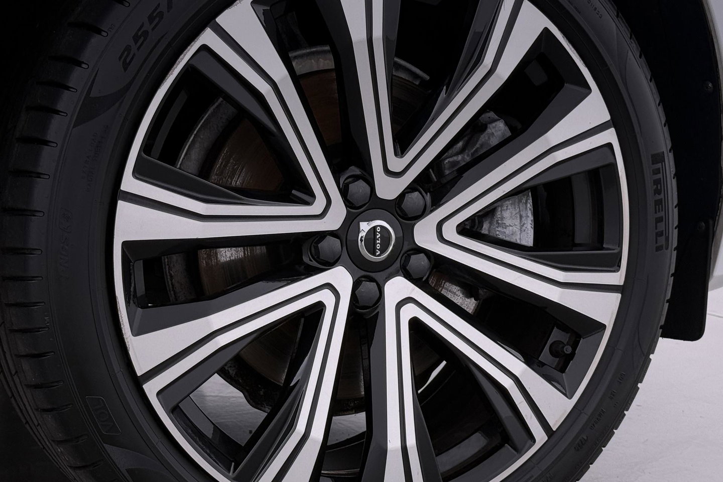Volvo XC60 T6 Plus Dark | ACC | Harman/Kardon | Trekhaak | Panoramadak | Stoel+Stuurverwarming | 21 Inch | Leder