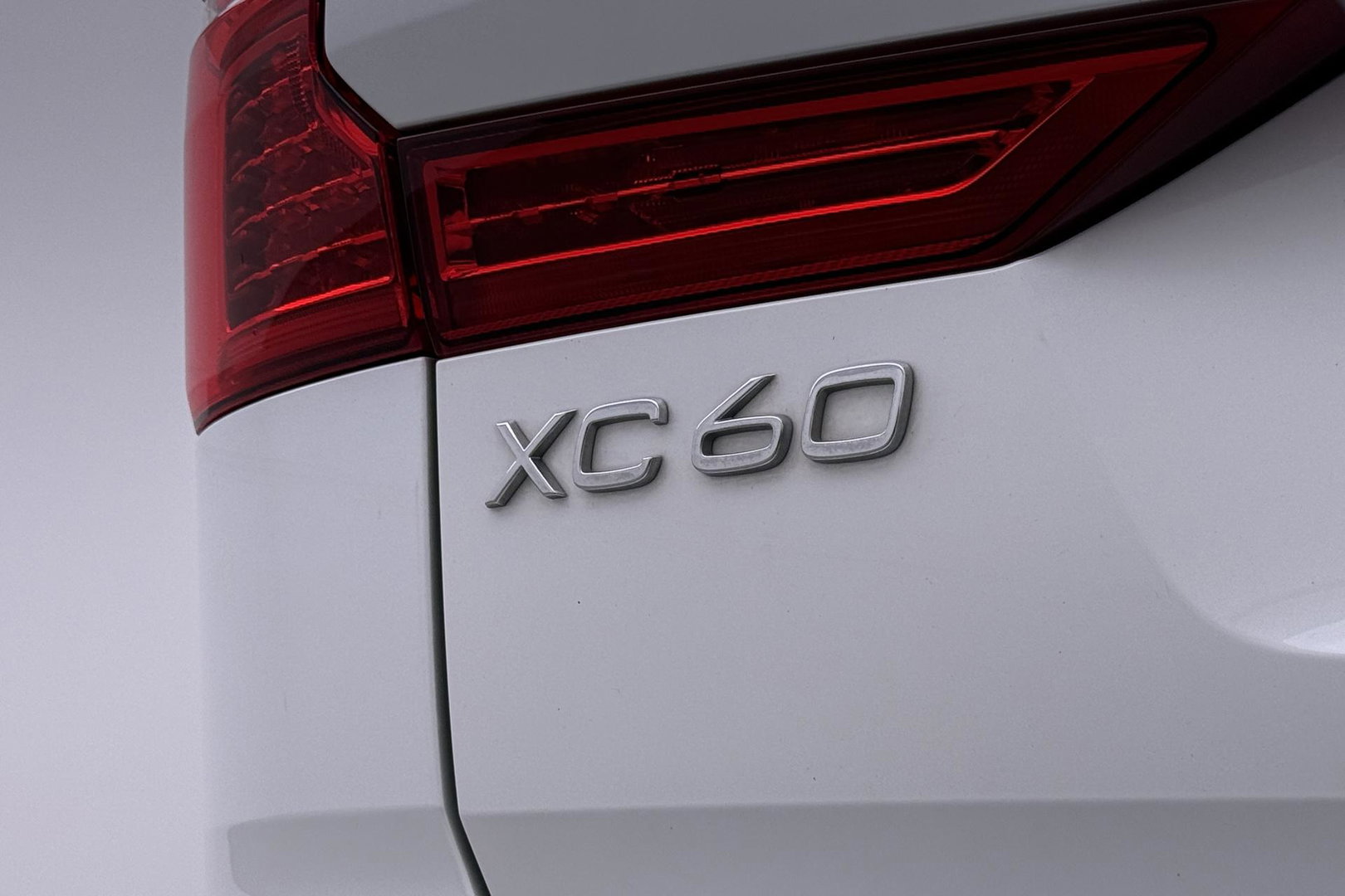 Volvo XC60 T6 Plus Dark | ACC | Harman/Kardon | Trekhaak | Panoramadak | Stoel+Stuurverwarming | 21 Inch | Leder