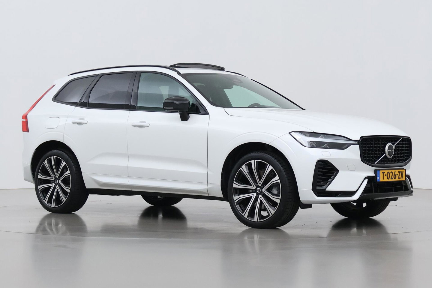 Volvo XC60 T6 Plus Dark | ACC | Harman/Kardon | Trekhaak | Panoramadak | Stoel+Stuurverwarming | 21 Inch | Leder