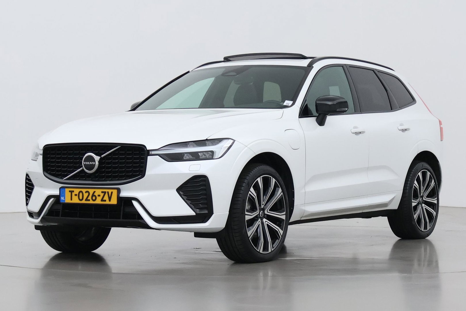 Volvo XC60 T6 Plus Dark | ACC | Harman/Kardon | Trekhaak | Panoramadak | Stoel+Stuurverwarming | 21 Inch | Leder