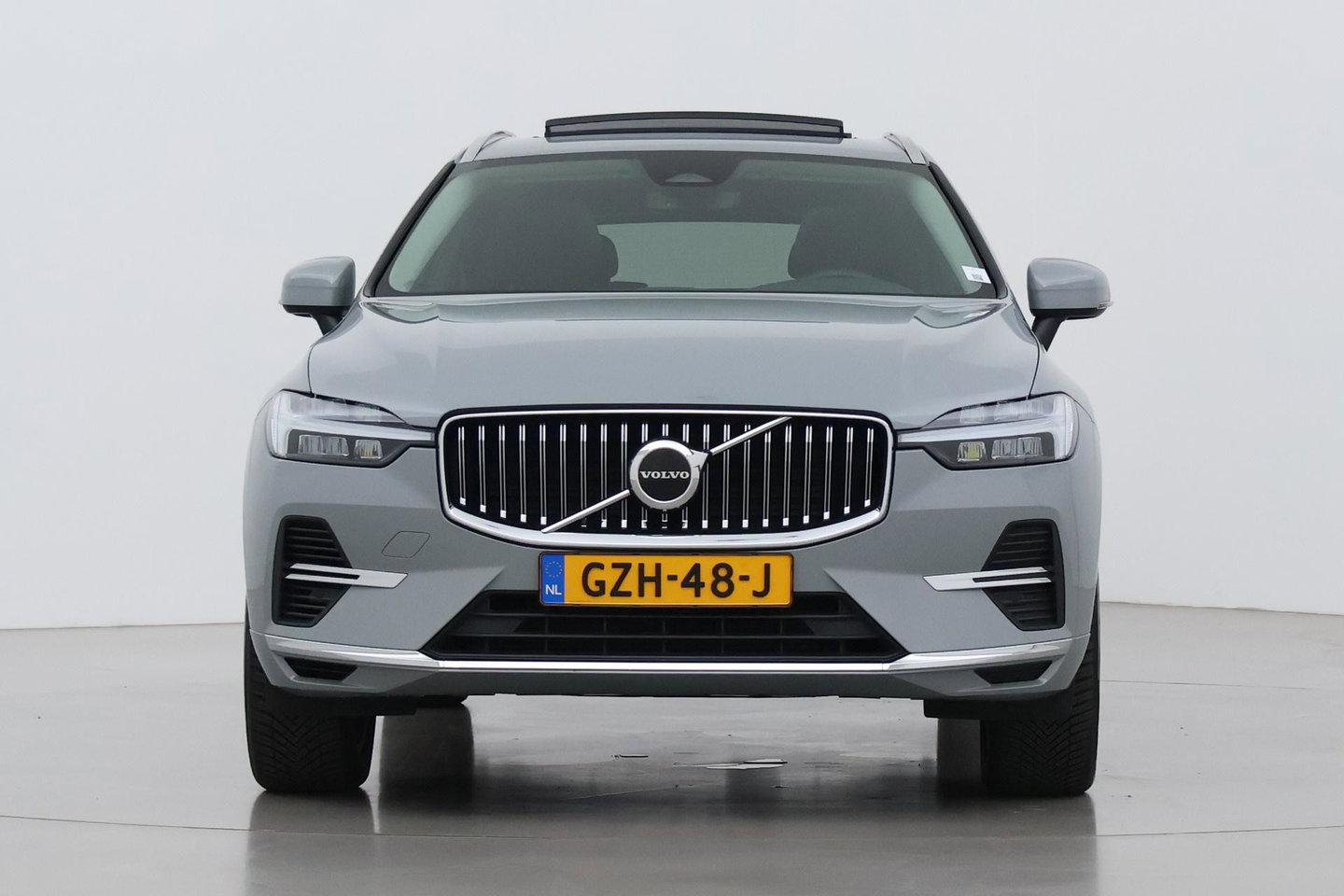 Volvo XC60 T6 Essential Bright | Panoramadak | Trekhaak | Pilot Assist | BLIS | Camera | Stoel+Stuurverwarming | ACC