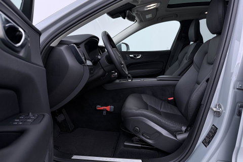 Volvo XC60 T6 Essential Bright | Panoramadak | Trekhaak | Pilot Assist | BLIS | Camera | Stoel+Stuurverwarming | ACC