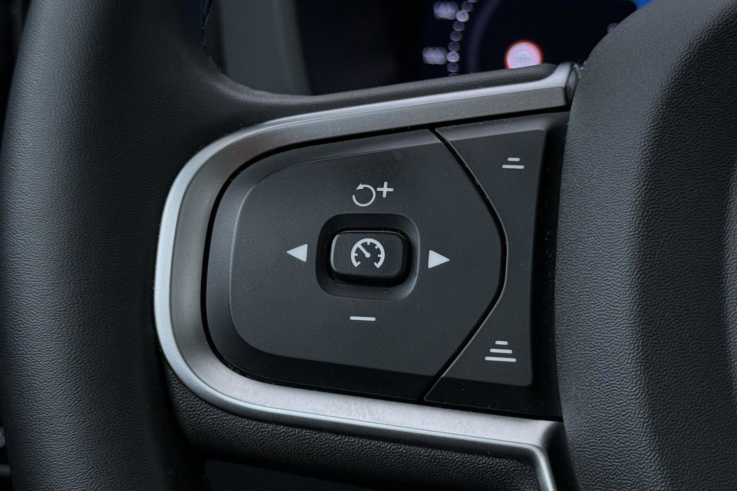 Volvo XC60 T6 Essential Bright | Panoramadak | Trekhaak | Pilot Assist | BLIS | Camera | Stoel+Stuurverwarming | ACC