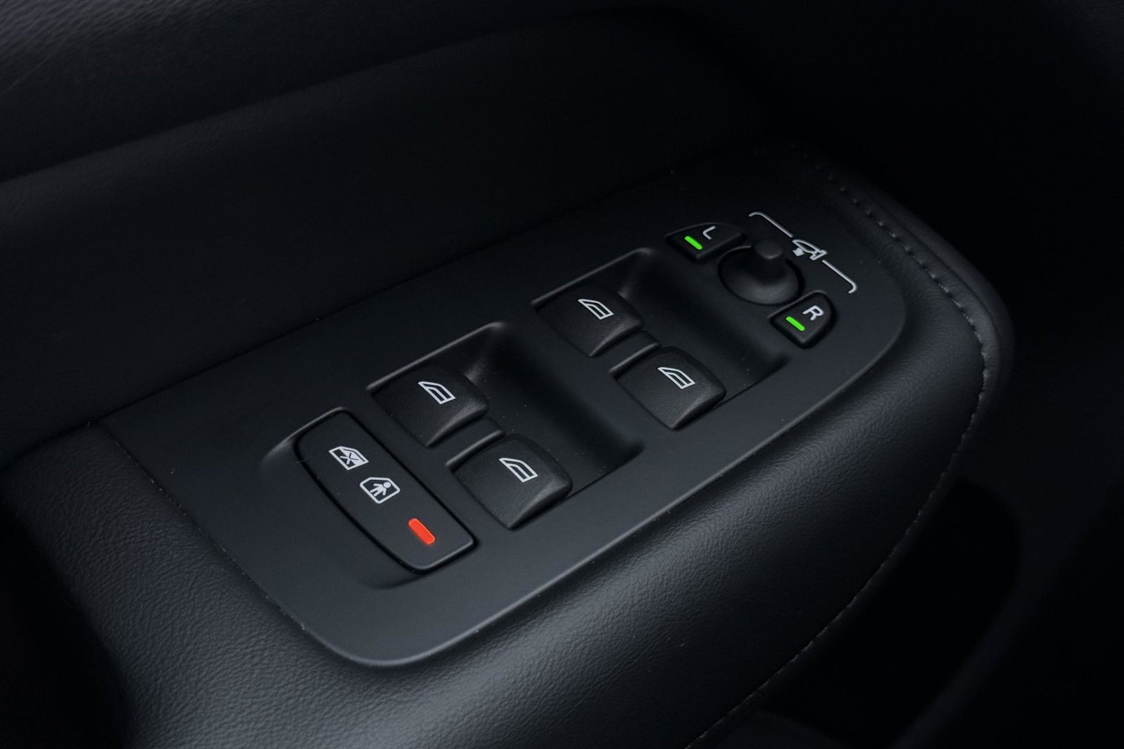 Volvo XC60 T6 Essential Bright | Panoramadak | Trekhaak | Pilot Assist | BLIS | Camera | Stoel+Stuurverwarming | ACC